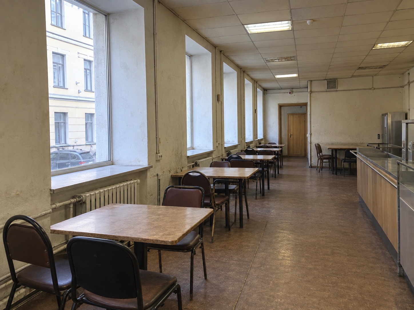 Зал бывшей столовой до ремонта